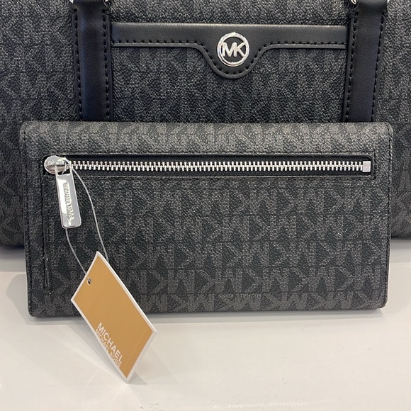 Michael Kors Jet Set Large Signature Logo Tri-Fold Wallet
Black 
NWT - Picture 13 of 16